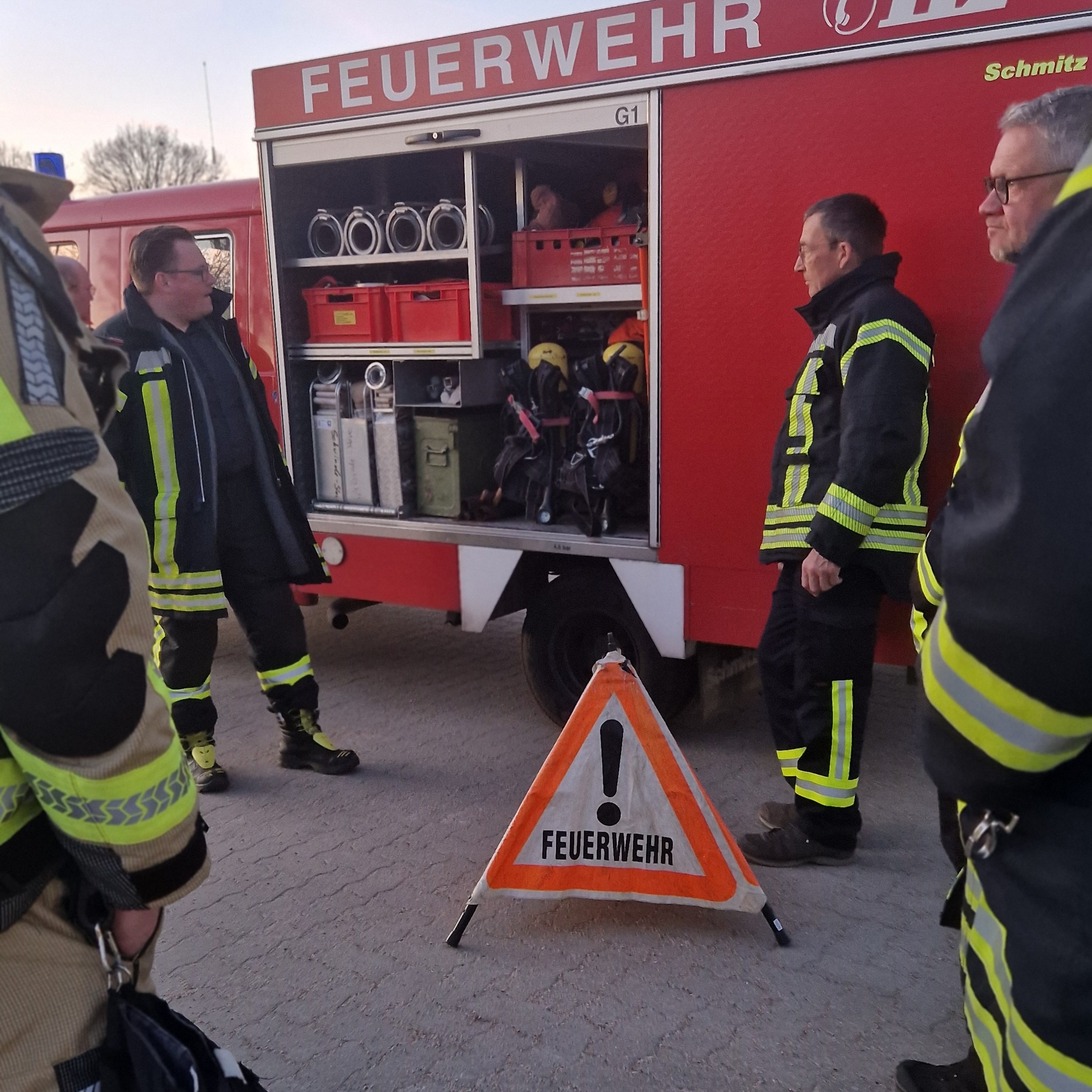Erklärung von Absperr-Utensilien vor einem Feuerwehrfahrzeug