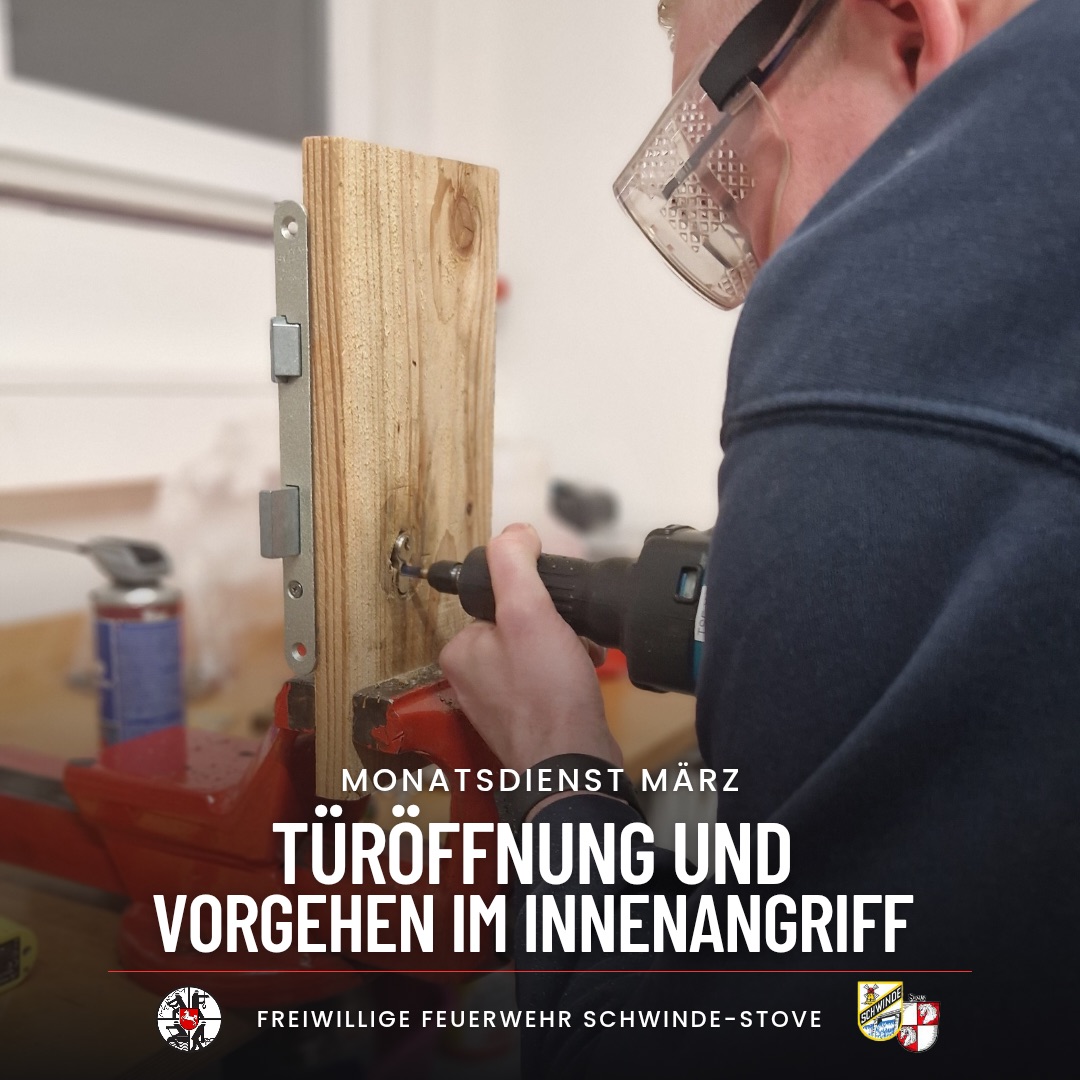 Bohren an einer Holzplatte mit Türschloss