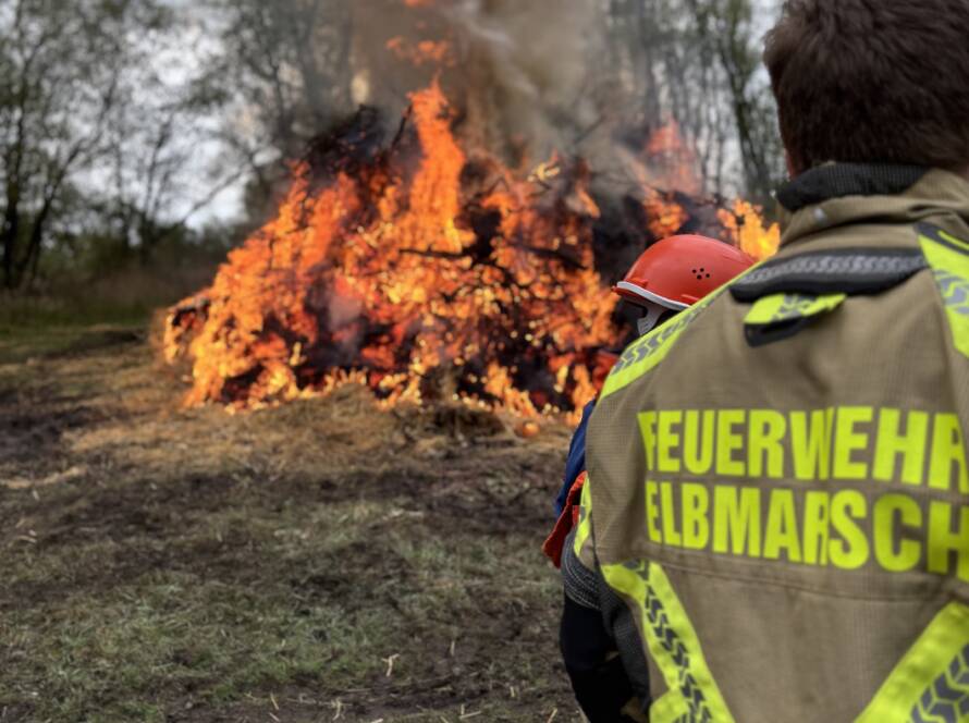 Feuerwehrmann vor einem Feuer