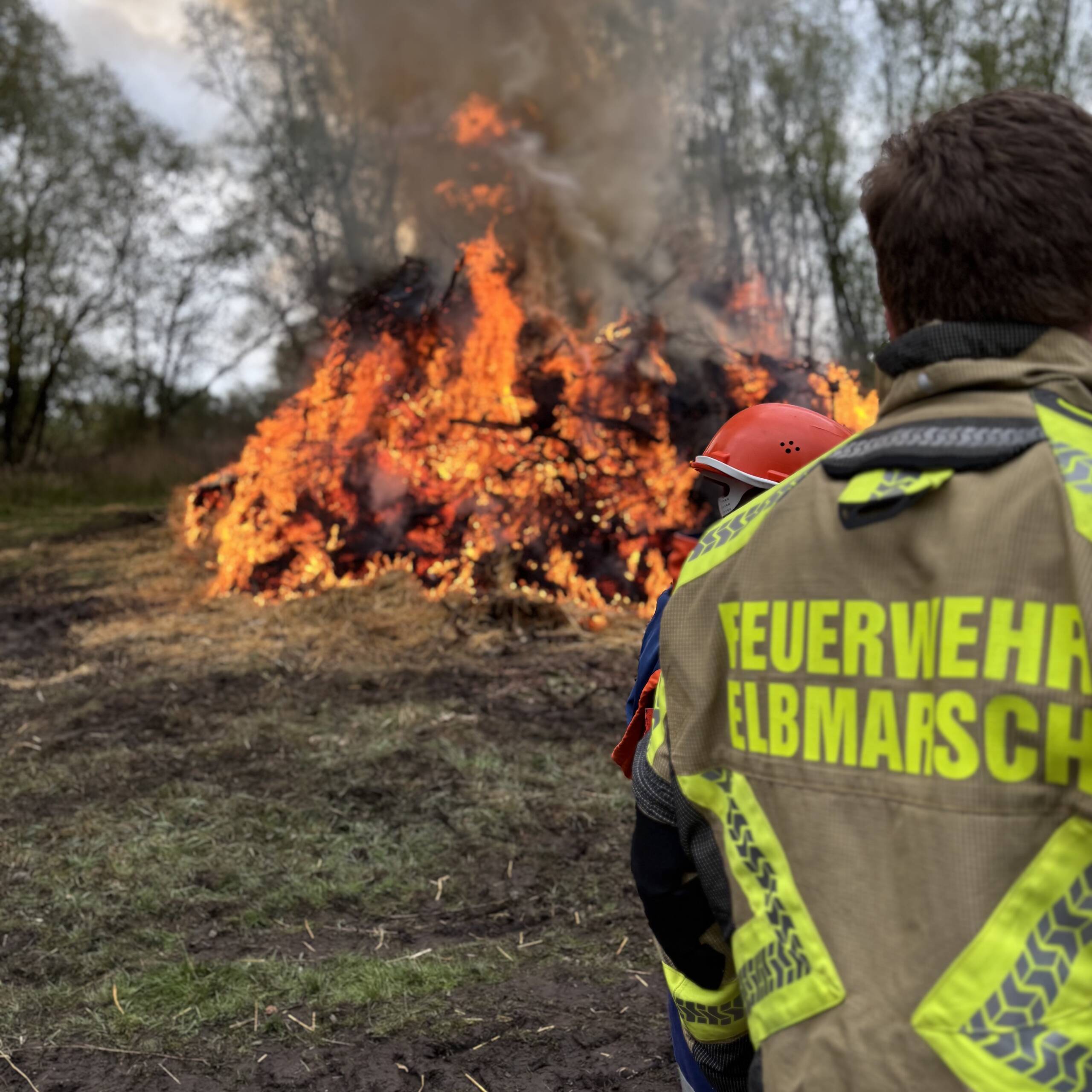 Feuerwehrmann vor einem Feuer