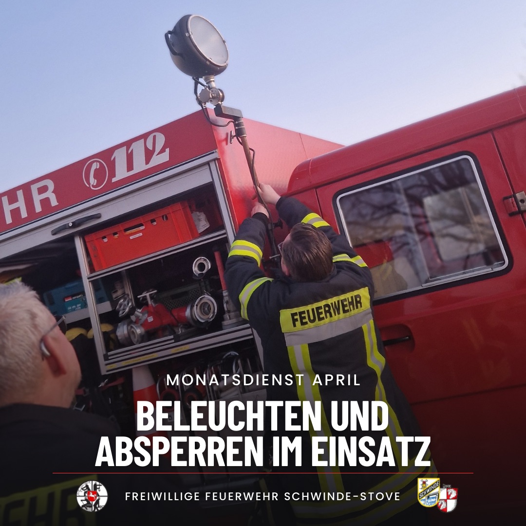 Aufbau eines Lichtmachts an einem Feuerwehrfahrzeug