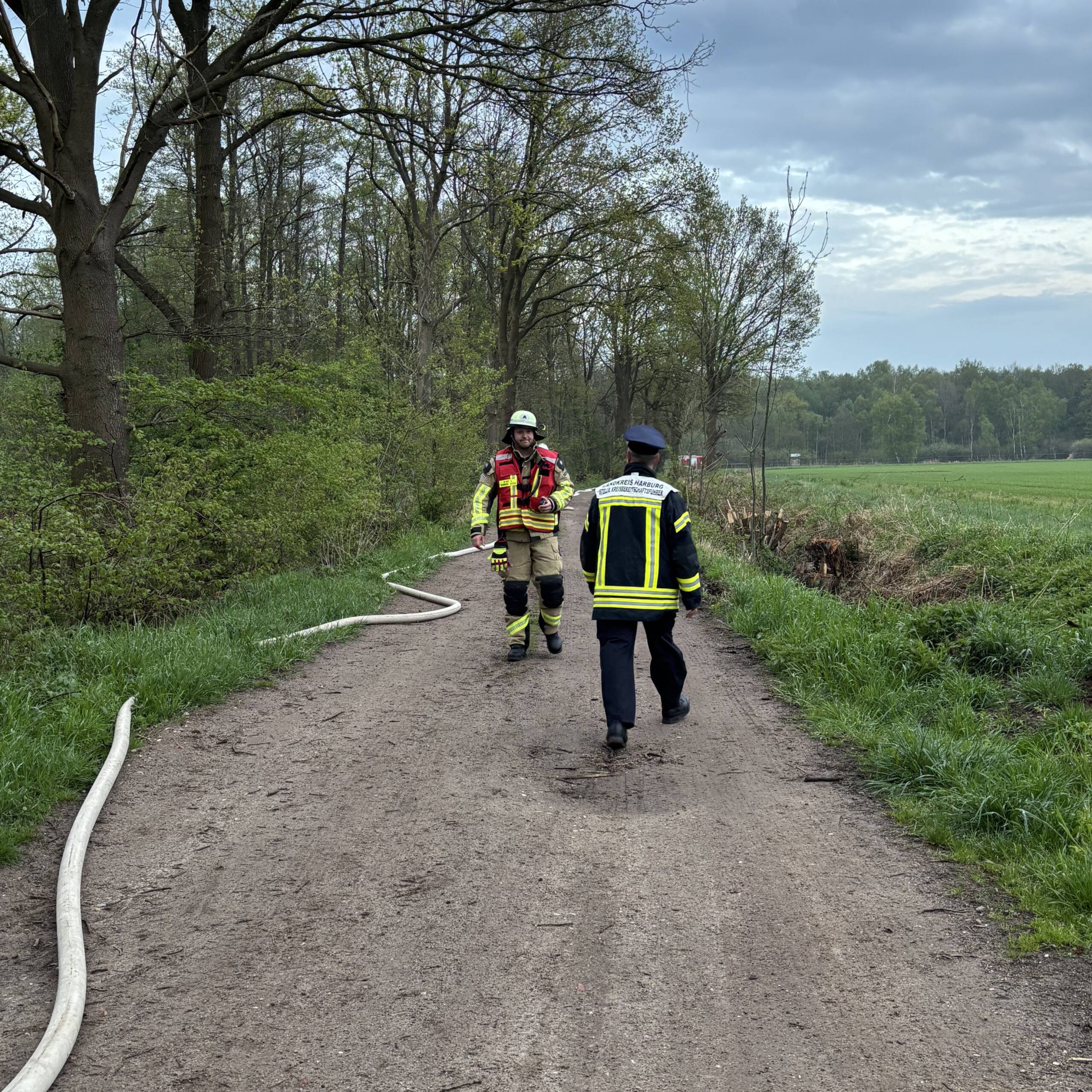 Zwei Feuerwehrleute kommen sich entgegen