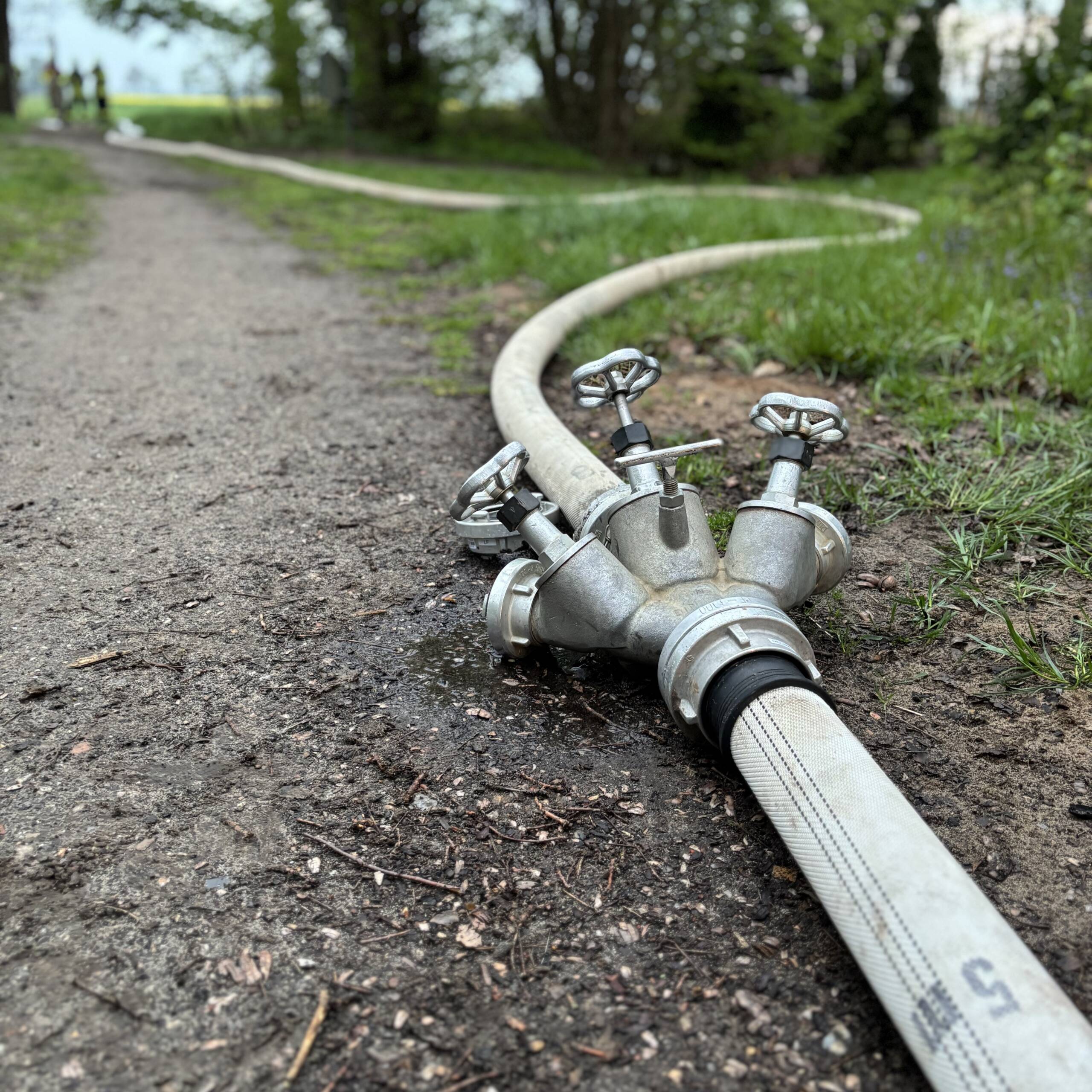 Verteiler auf einem Feldweg