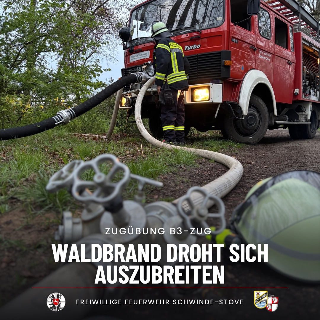 Verteiler und Helm vor einem Löschfahrzeug