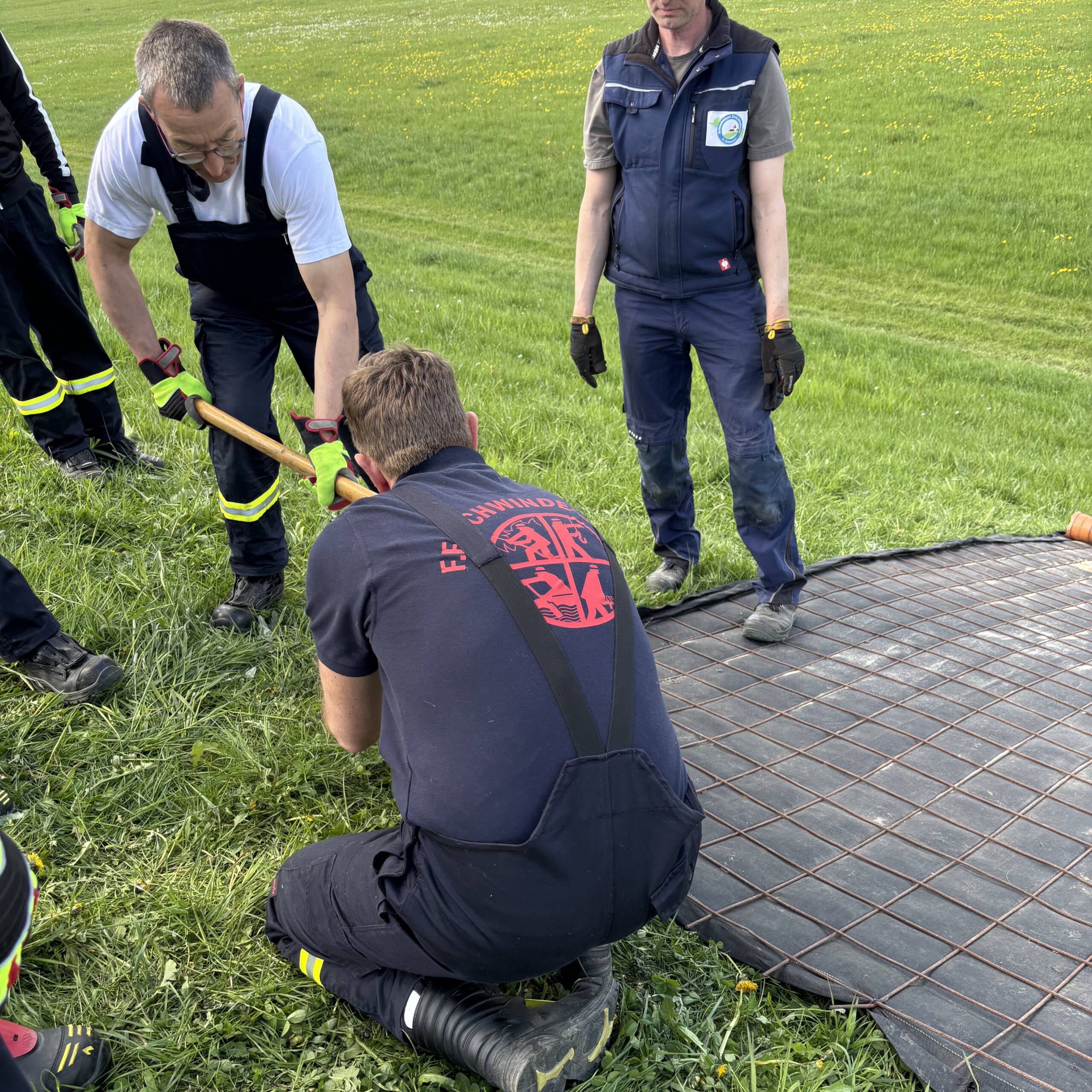 Befestigung eines Gitters zur Deichverteidigung