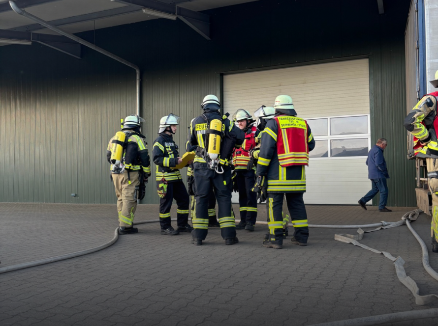 Einsatzkräfte besprechen an einer Einsatzstelle
