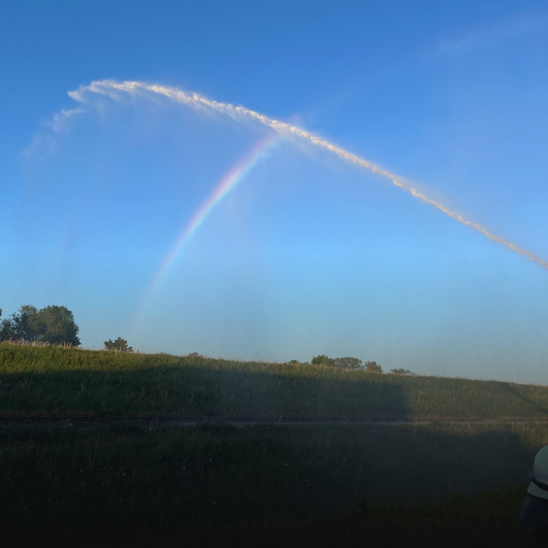 Wasserstrahlen über den Deich