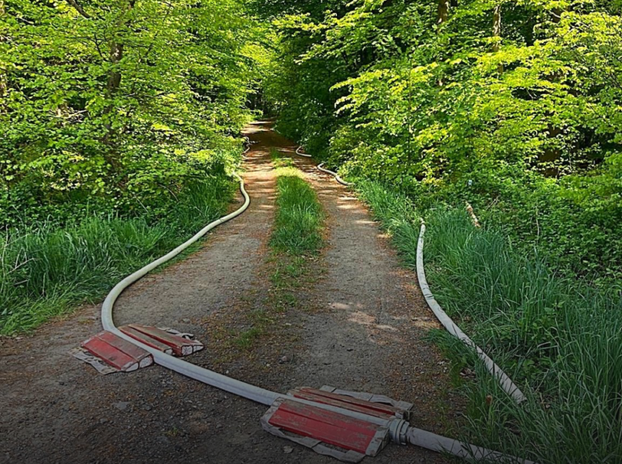 Schlauchleitungen auf einem Waldweg mit Schlauchbrücken