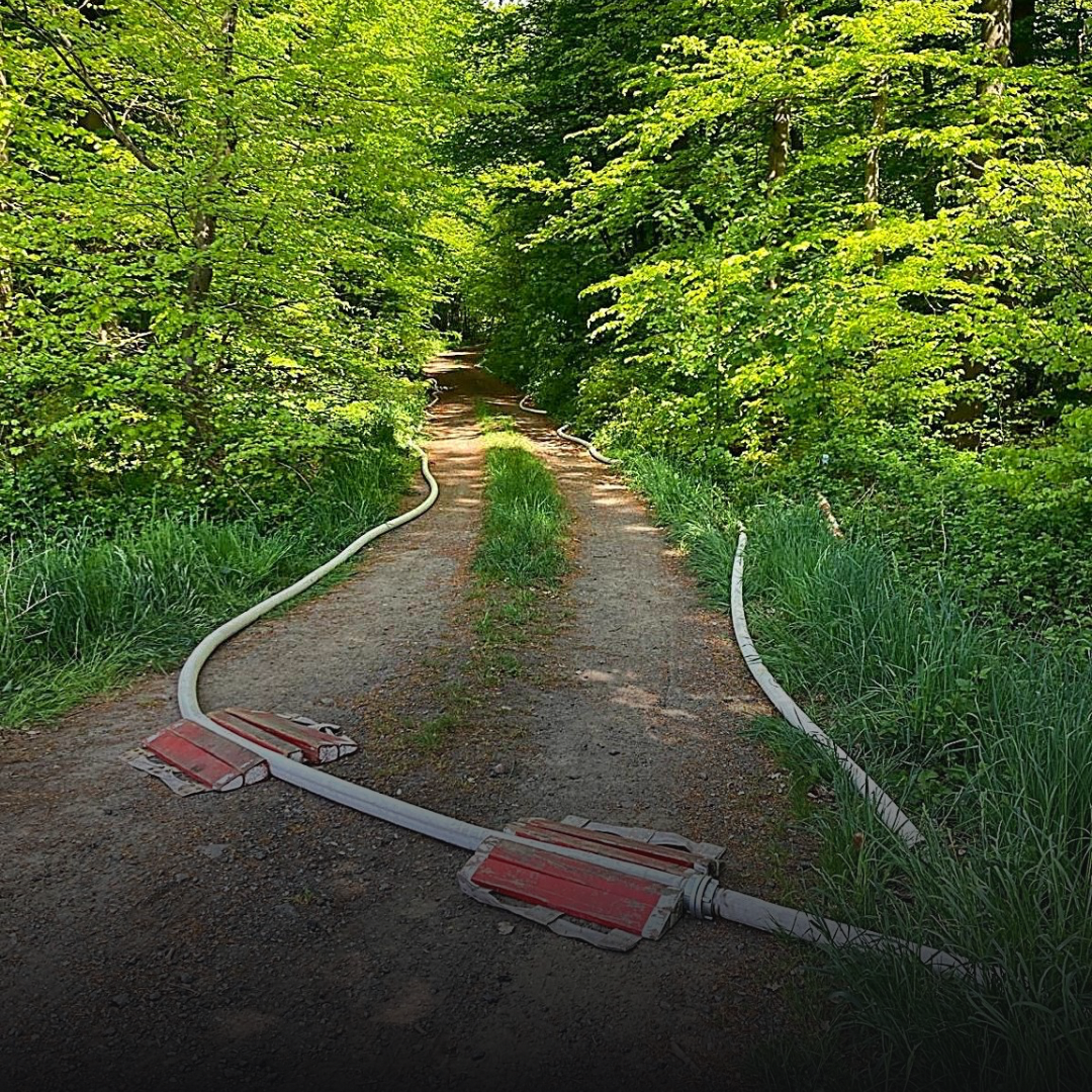 Schlauchleitungen auf einem Waldweg mit Schlauchbrücken
