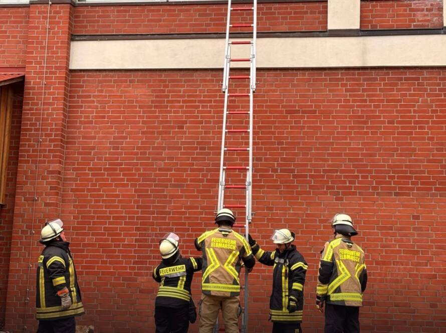 Aufgestellte Steckleiter an der Elbmarschhalle