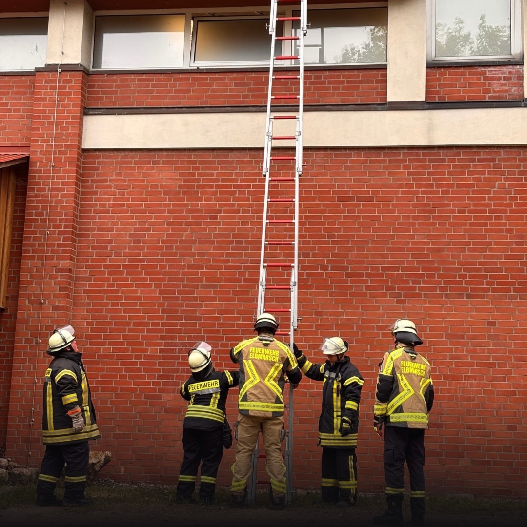 Aufgestellte Steckleiter an der Elbmarschhalle