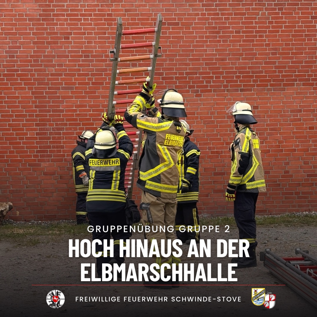 Feuerwehrleute stellen eine Leiter auf