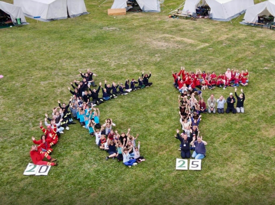 Alle Kinder und Betreuer in einer KF-Formation