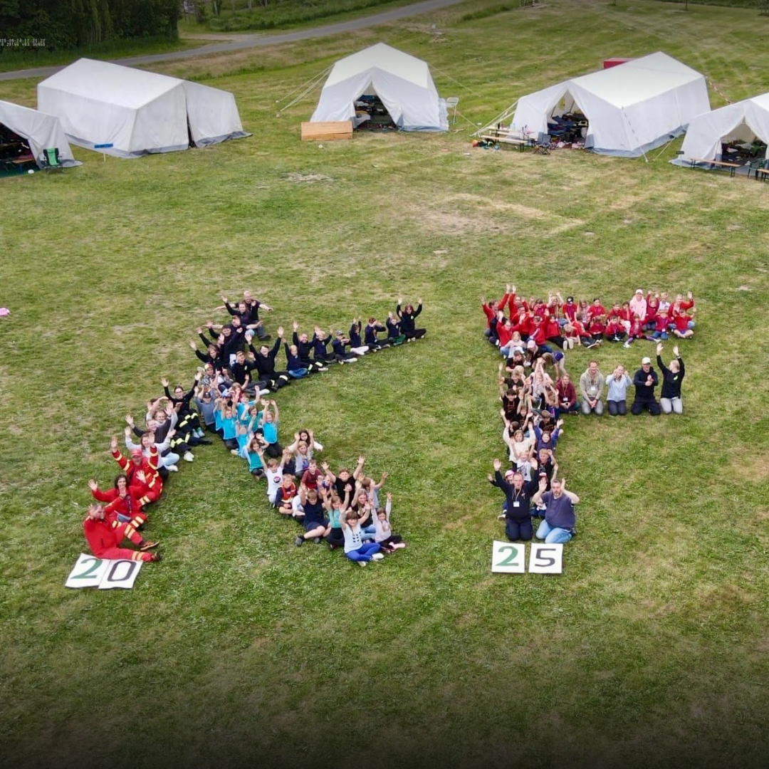 Alle Kinder und Betreuer in einer KF-Formation