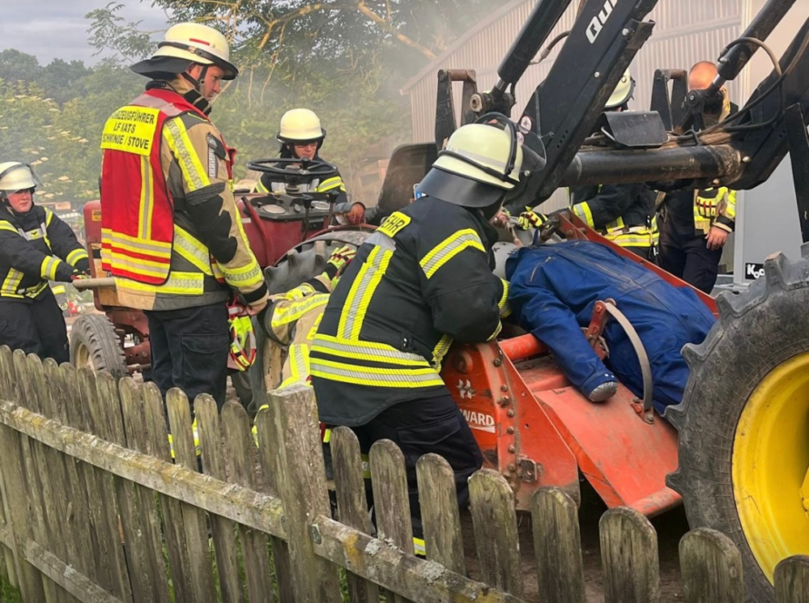 Eine eingeklemmte Person wird von der Feuerwehr befreit