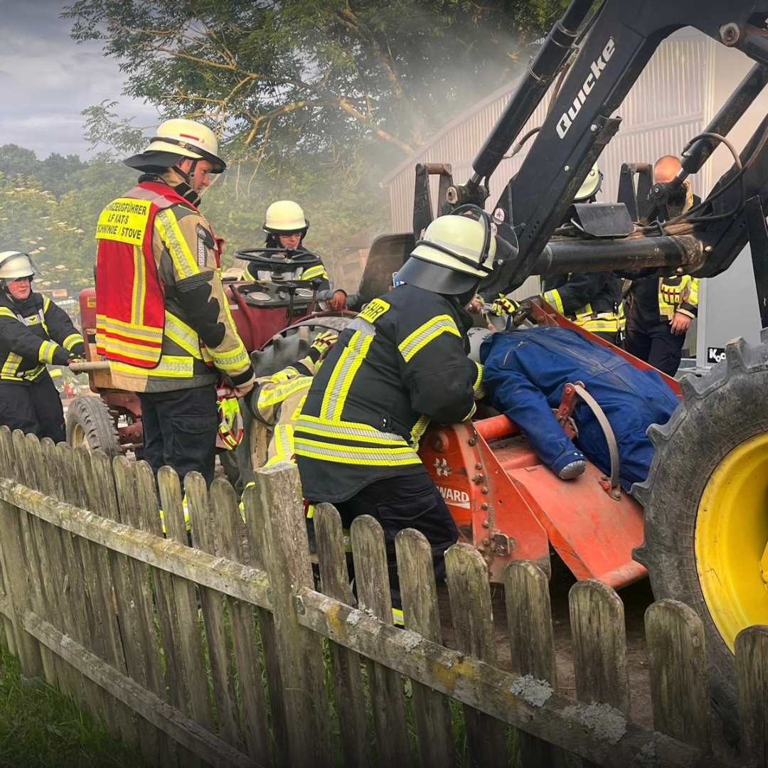 Eine eingeklemmte Person wird von der Feuerwehr befreit