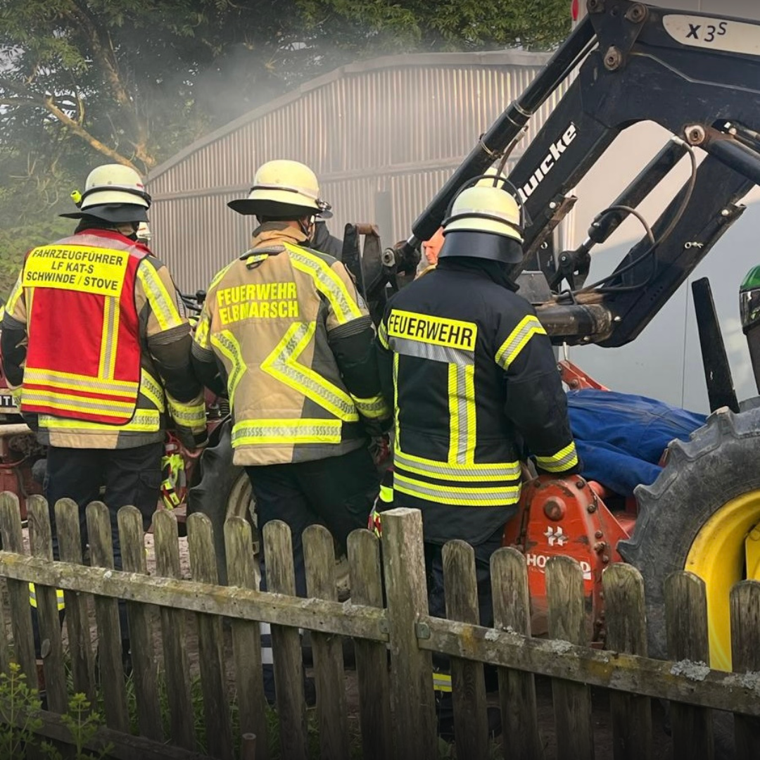 Eine eingeklemmte Person wird von der Feuerwehr befreit