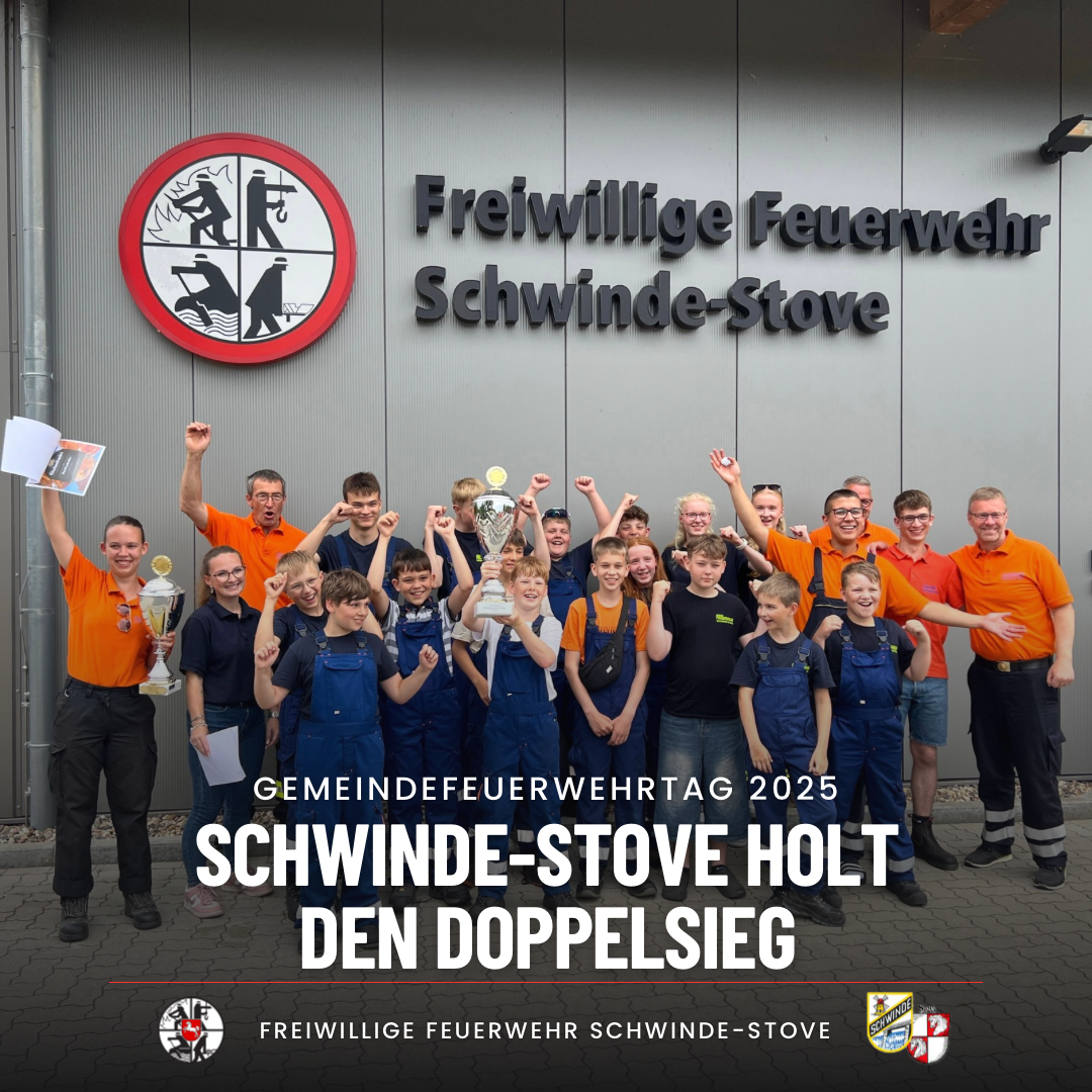 Leistungsvergleichseinheit und Jugendfeuerwehr jubeln vor dem Gerätehaus