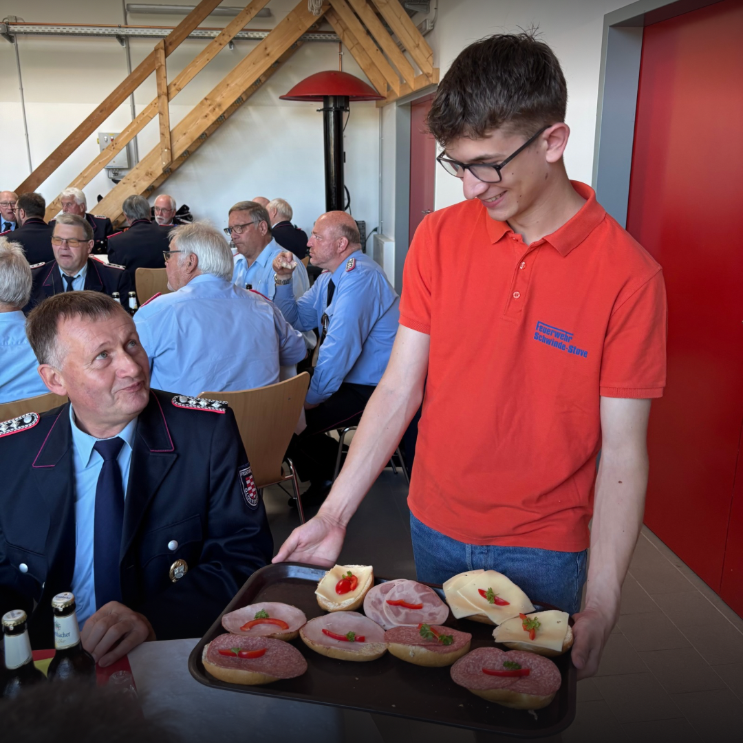 Zum Frühstück werden Brötchen verteilt
