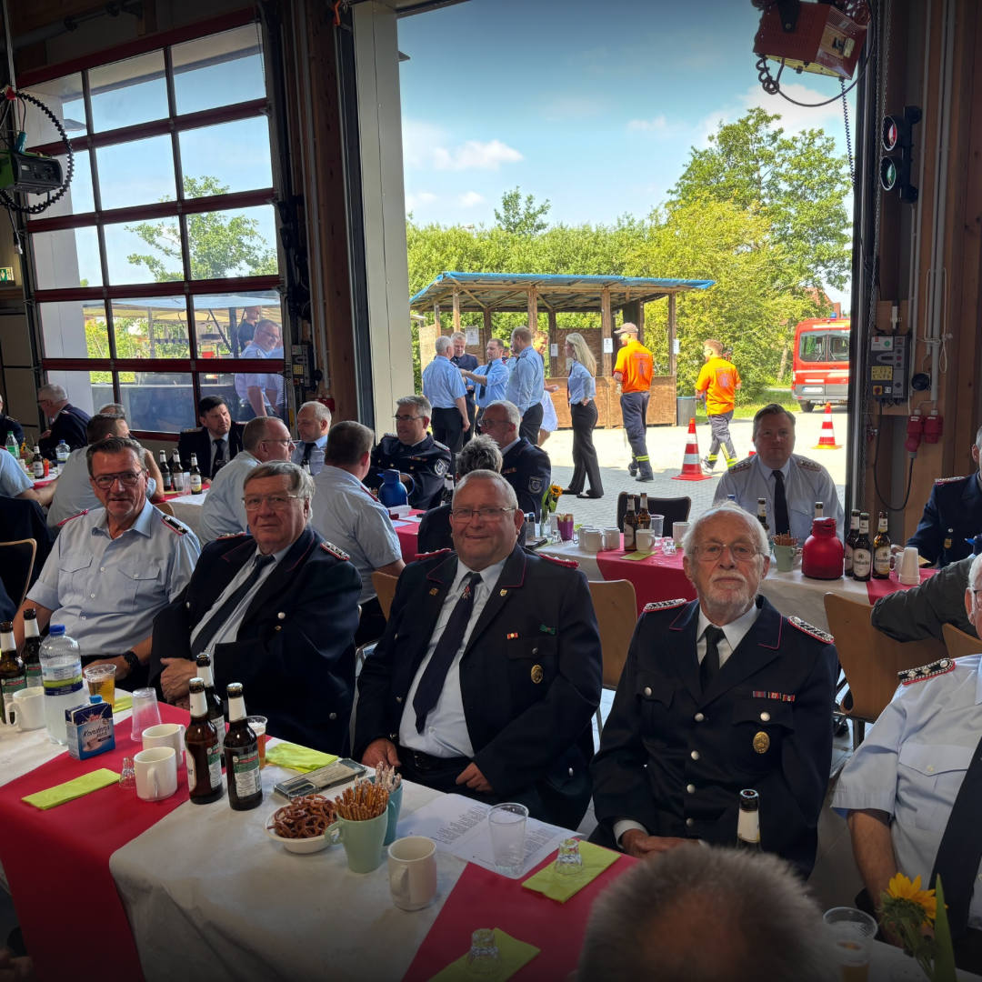 Alterskameraden und Ehrengäste beim Gemeindefeuerwehrtag