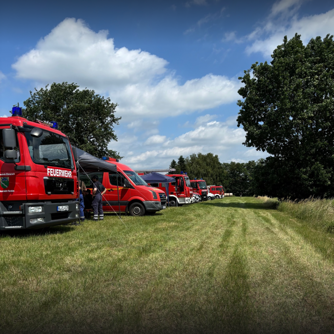 Feuerwehrfahrzeuge beim Gemeindefeuerwehrtag in Schwinde