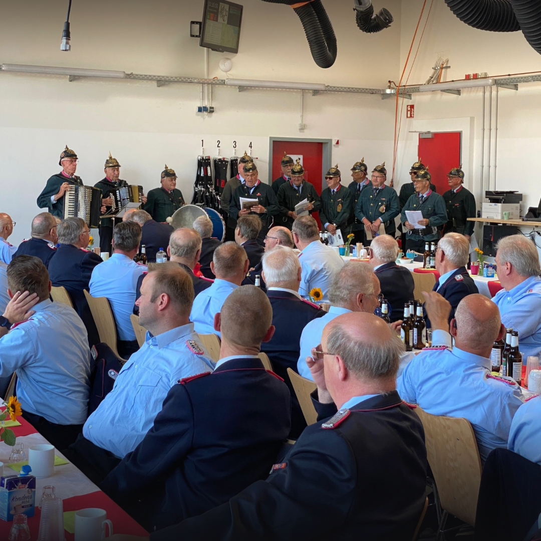 Alterskameraden und Ehrengäste beim Gemeindefeuerwehrtag