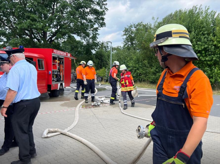 Löschangriff der Leistungsvergleichseinheit beim Gemeindefeuerwehrtag