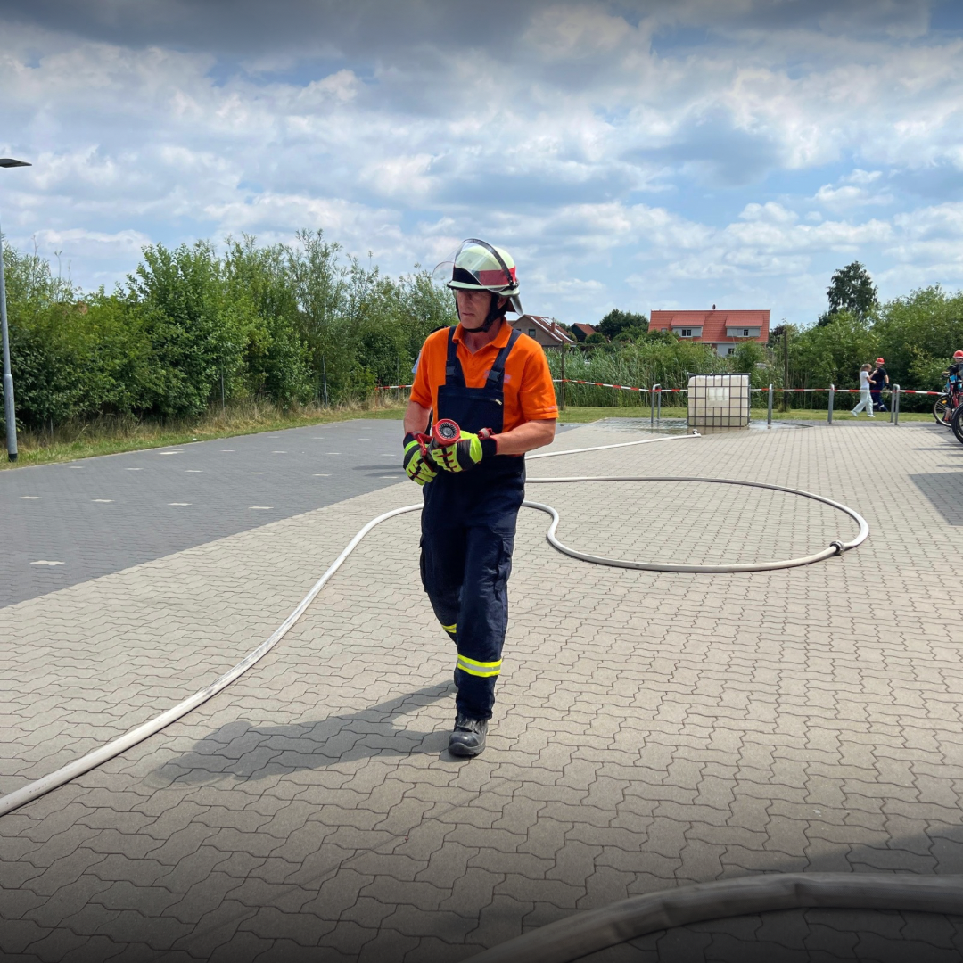 Löschangriff der Leistungsvergleichseinheit beim Gemeindefeuerwehrtag