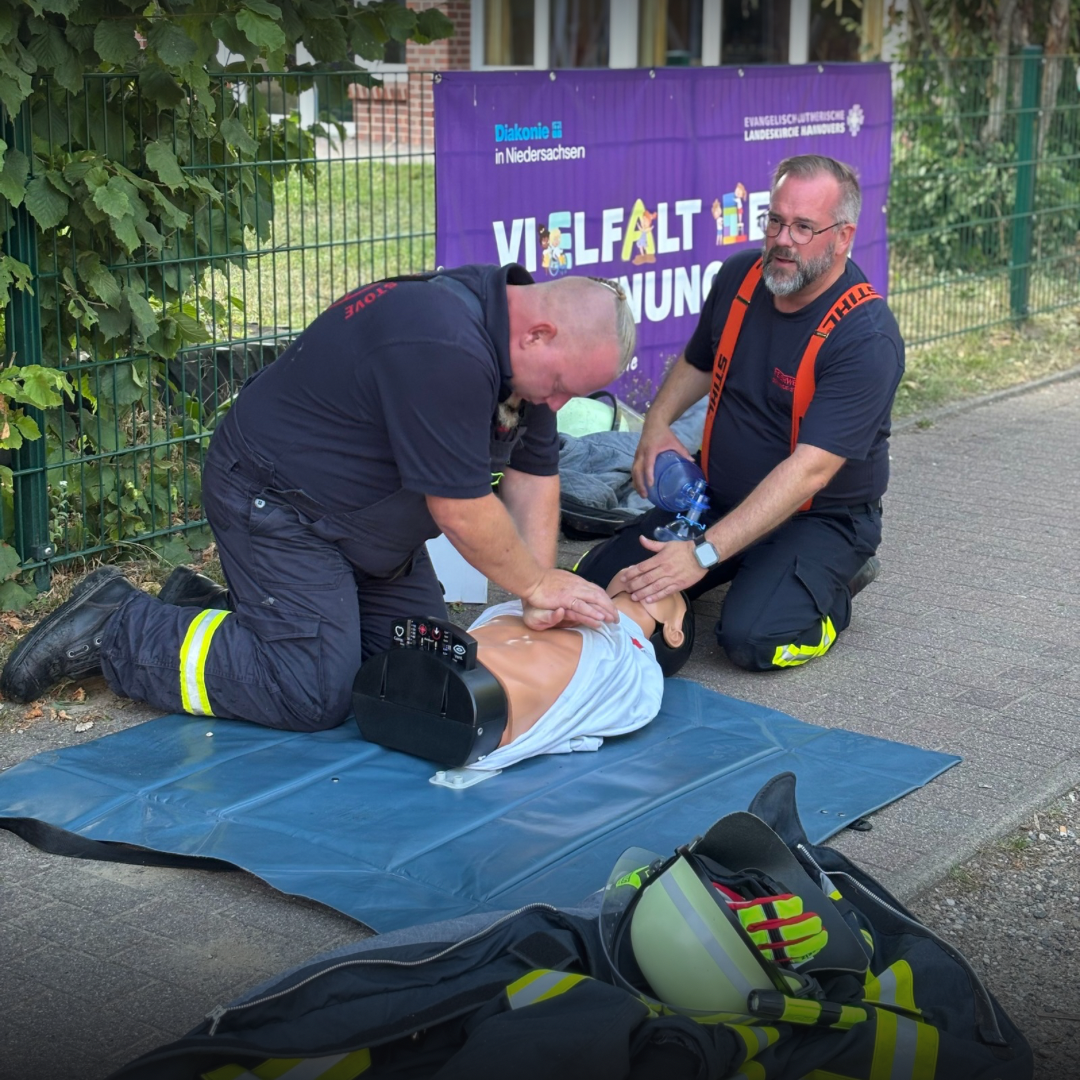 Zwei Feuerwehrleute führen eine Reanimation durch