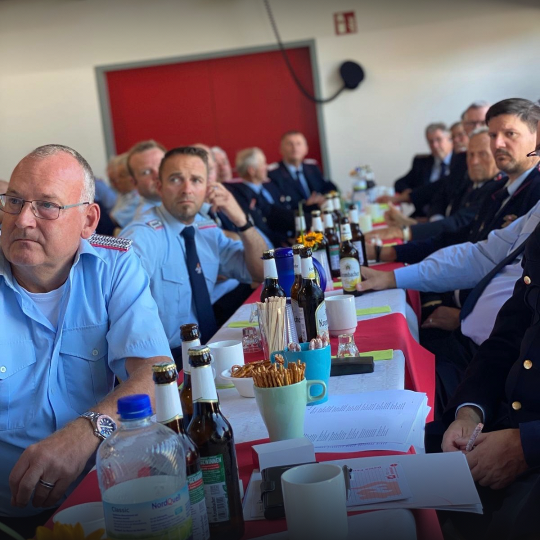 Alterskameraden und Ehrengäste beim Gemeindefeuerwehrtag