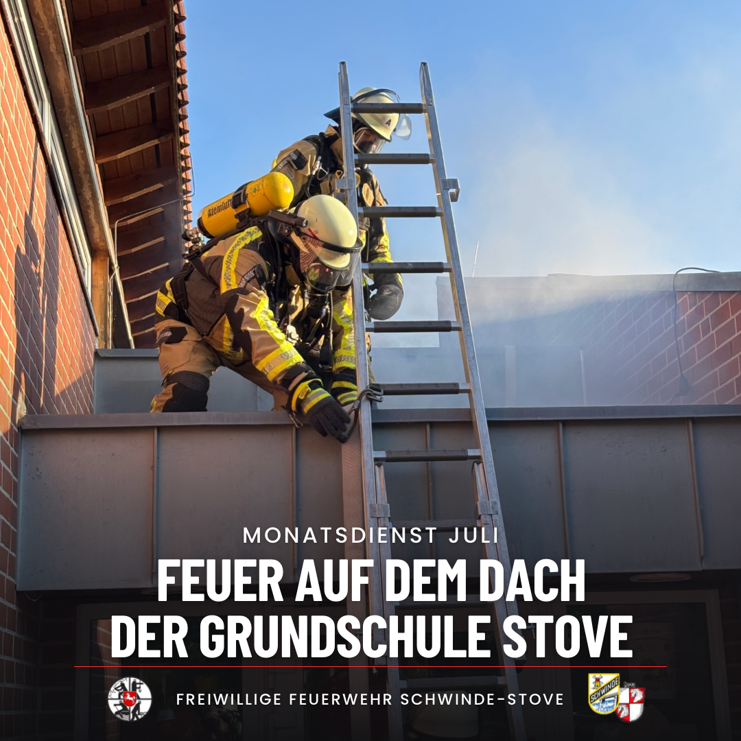 Zwei Atemschutzgeräteträger besteigen ein Dach mittels Steckleiter