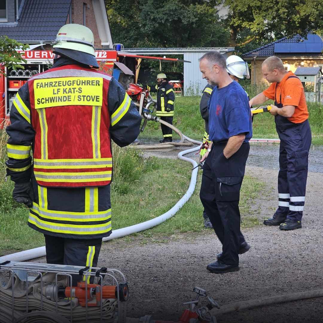 Einsatzkräfte der Feuerwehr Schwinde-Stove an einer Einsatzstelle