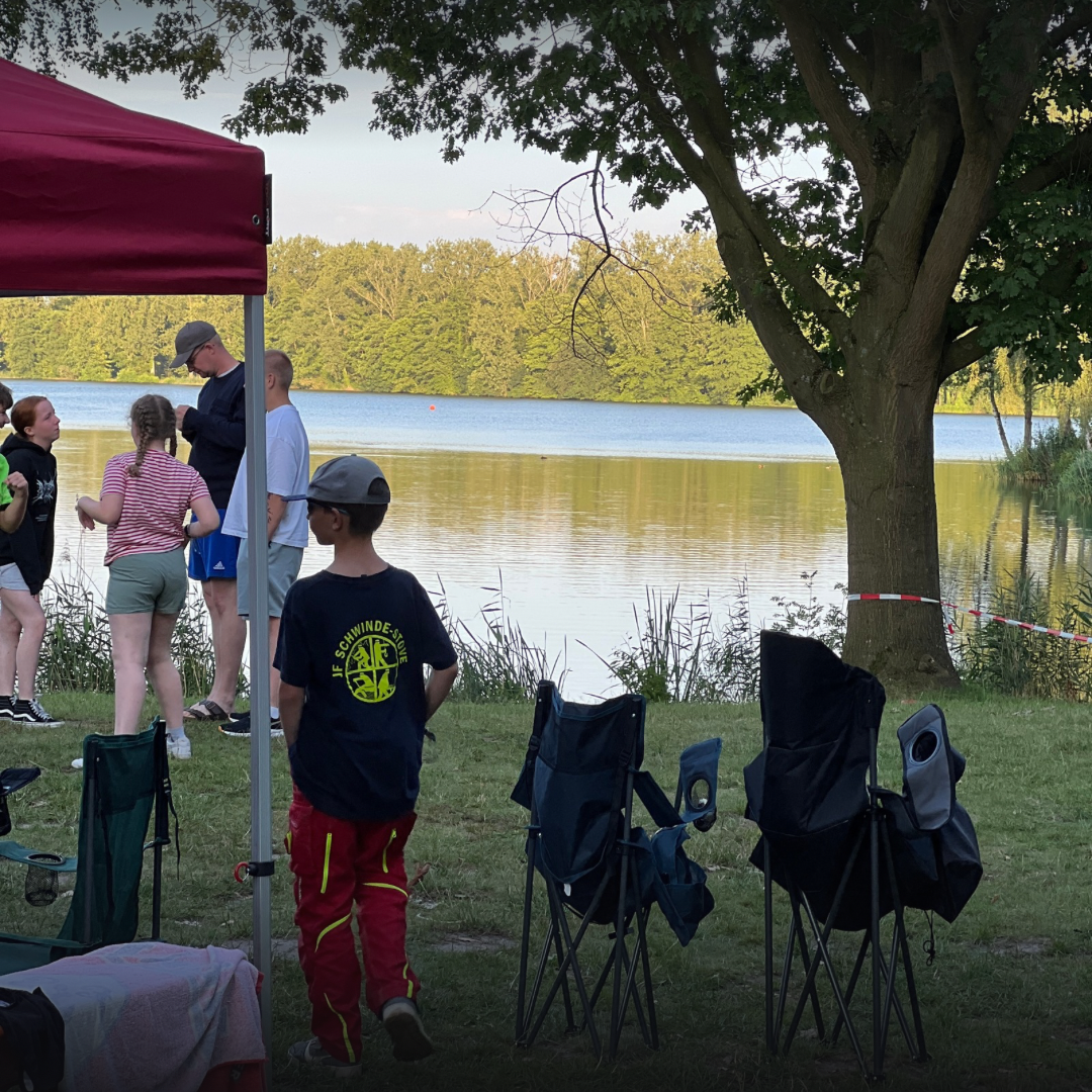 Personen vor einem See