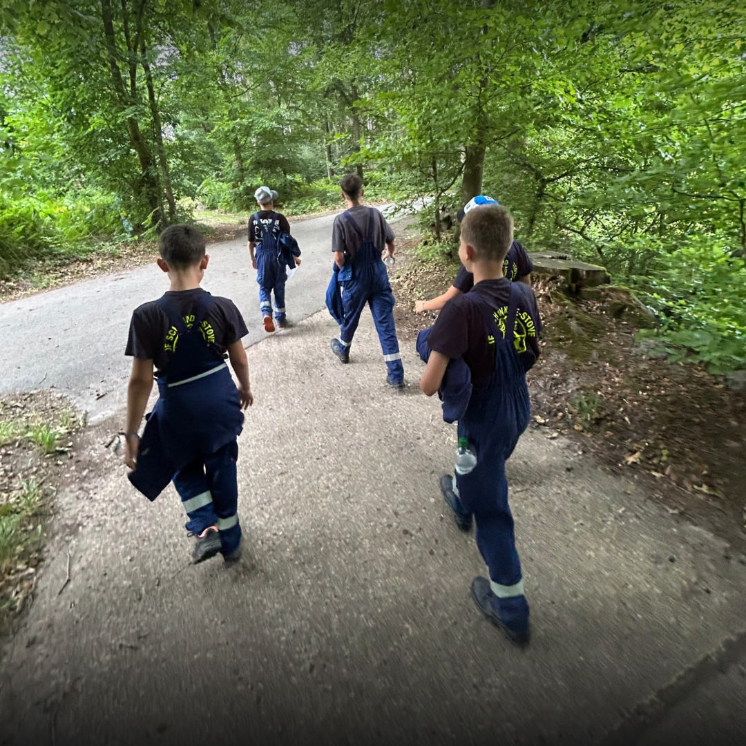 Kinder gehen spazieren