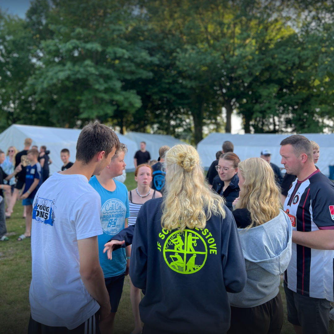 Viele Menschen sprechen miteinander