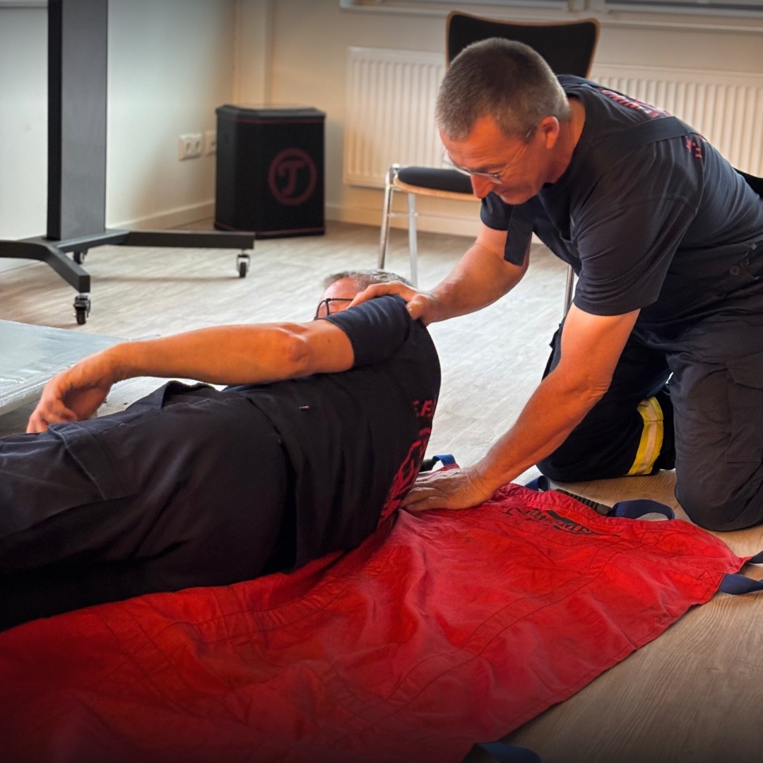 Eine Person wird auf ein Tuch gelegt