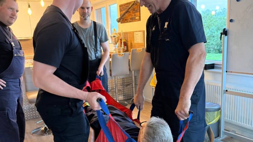 Eine Person wird in einem Tuch getragen