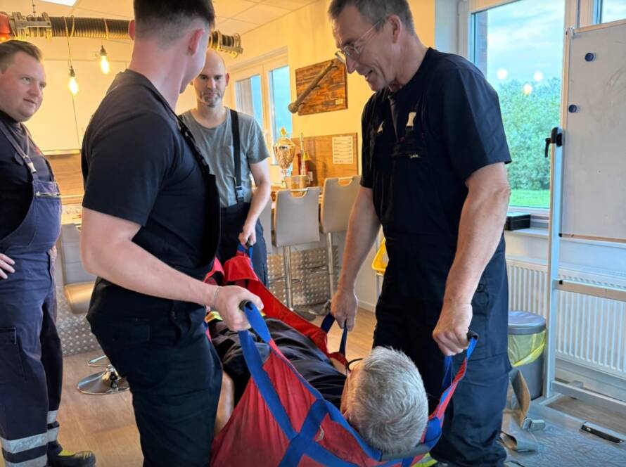 Eine Person wird in einem Tuch getragen