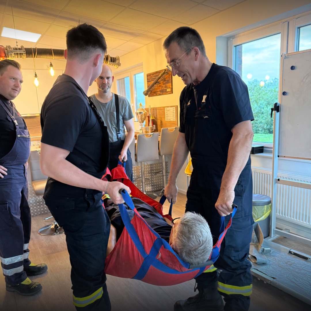 Eine Person wird in einem Tuch getragen