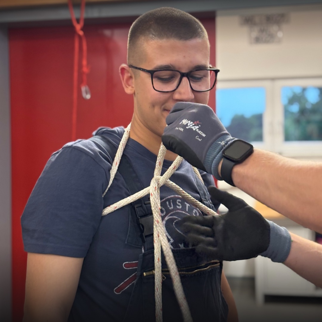 Eine Person wird eingebunden