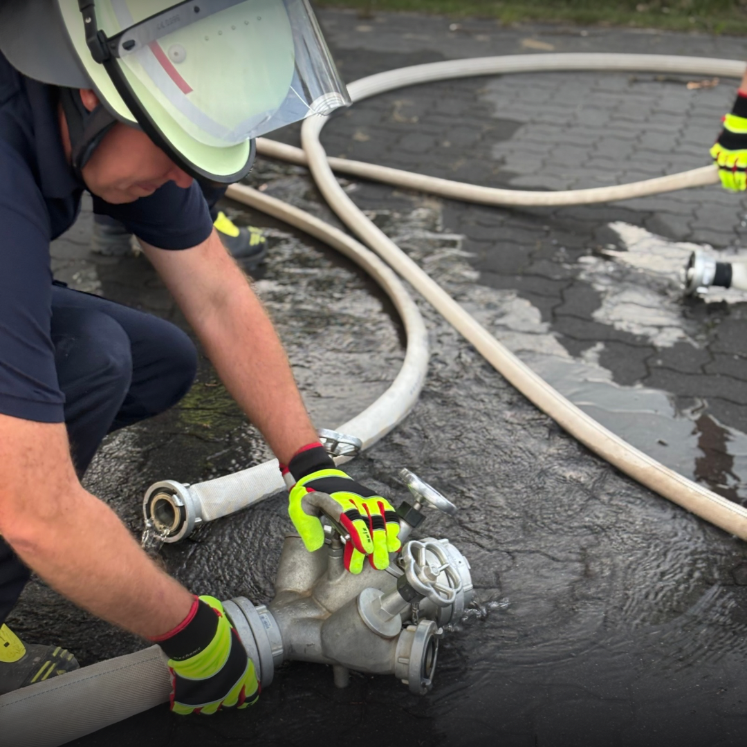 Ein Feuerwehrmann bedient einen Verteiler