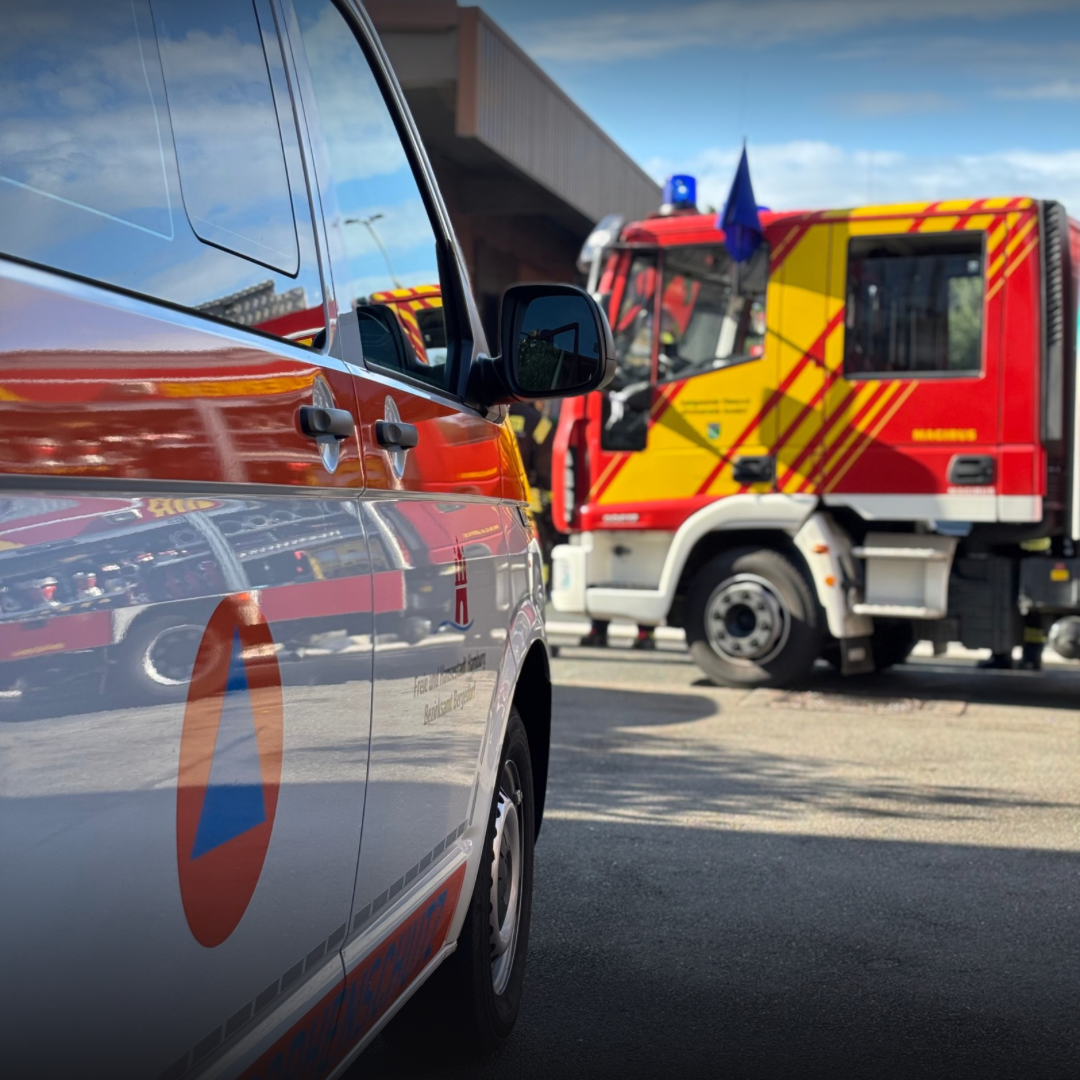 Ein Fahrzeug des Katastrophenschutzes und ein Feuerwehrfahrzeug im Hintergrund