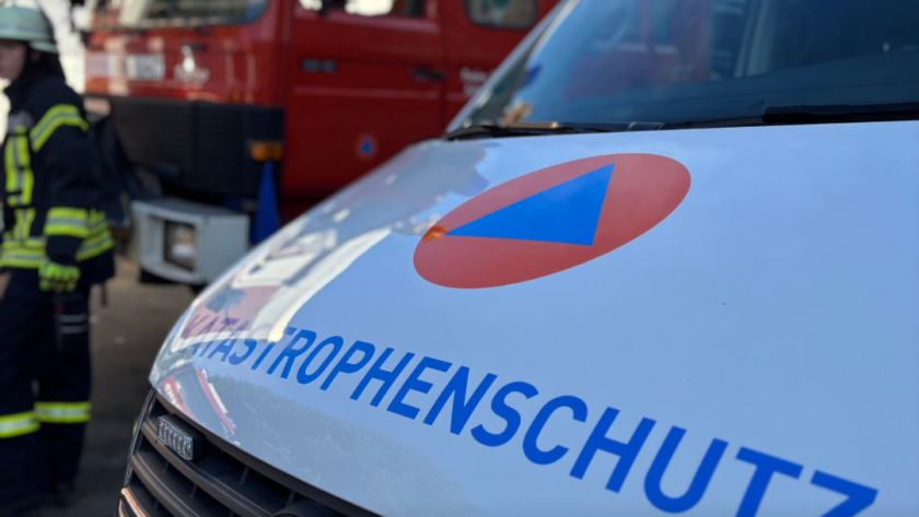 Ein Fahrzeug des Katastrophenschutzes und ein Feuerwehrfahrzeug im Hintergrund