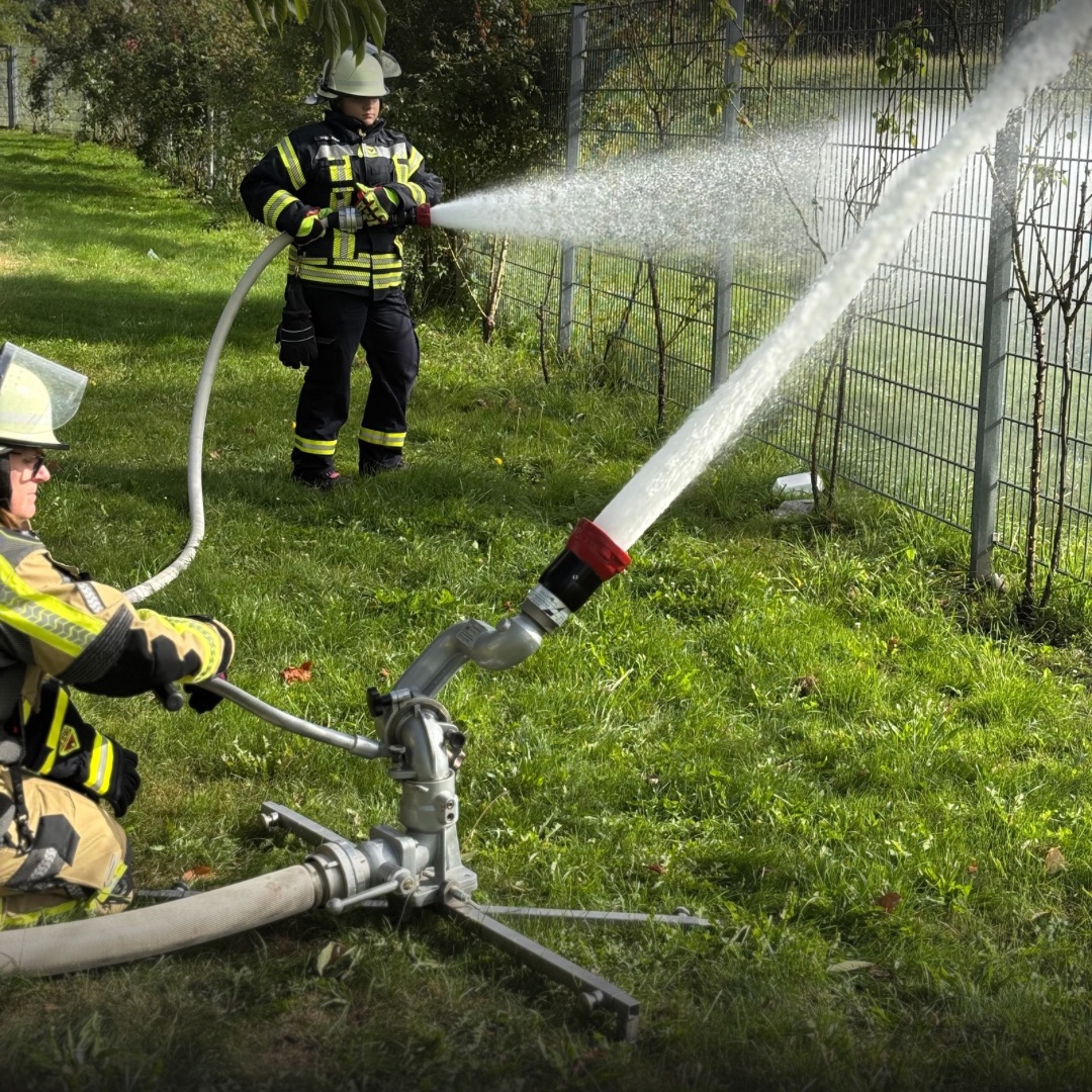 Wasser kommt aus einem Wasserwerfer