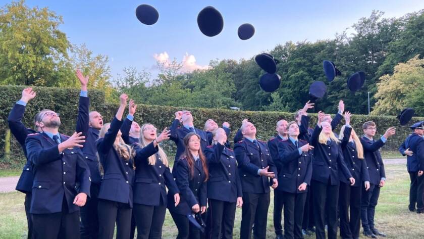 Anwärter werfen ihre Hüte in die Luft