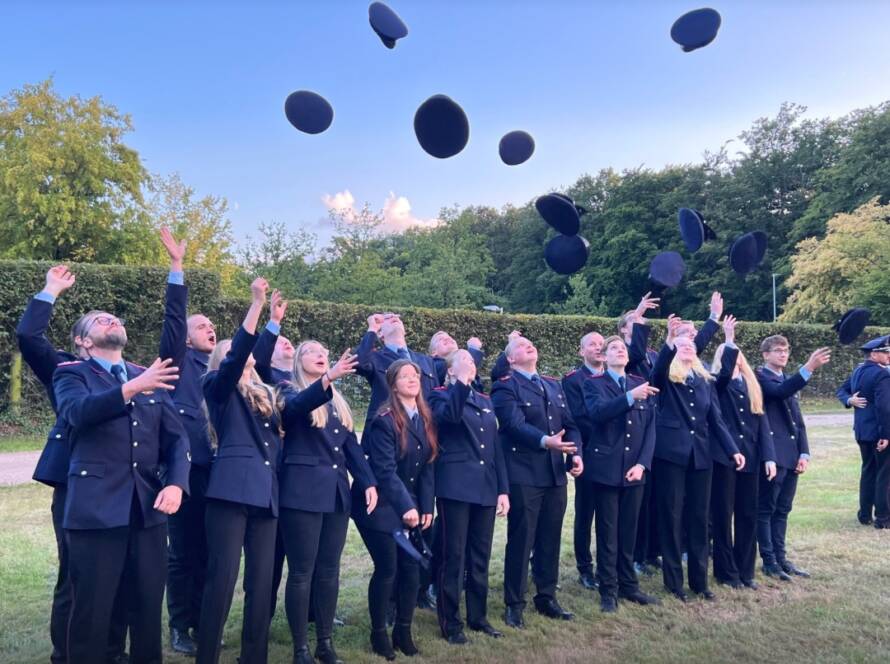 Anwärter werfen ihre Hüte in die Luft