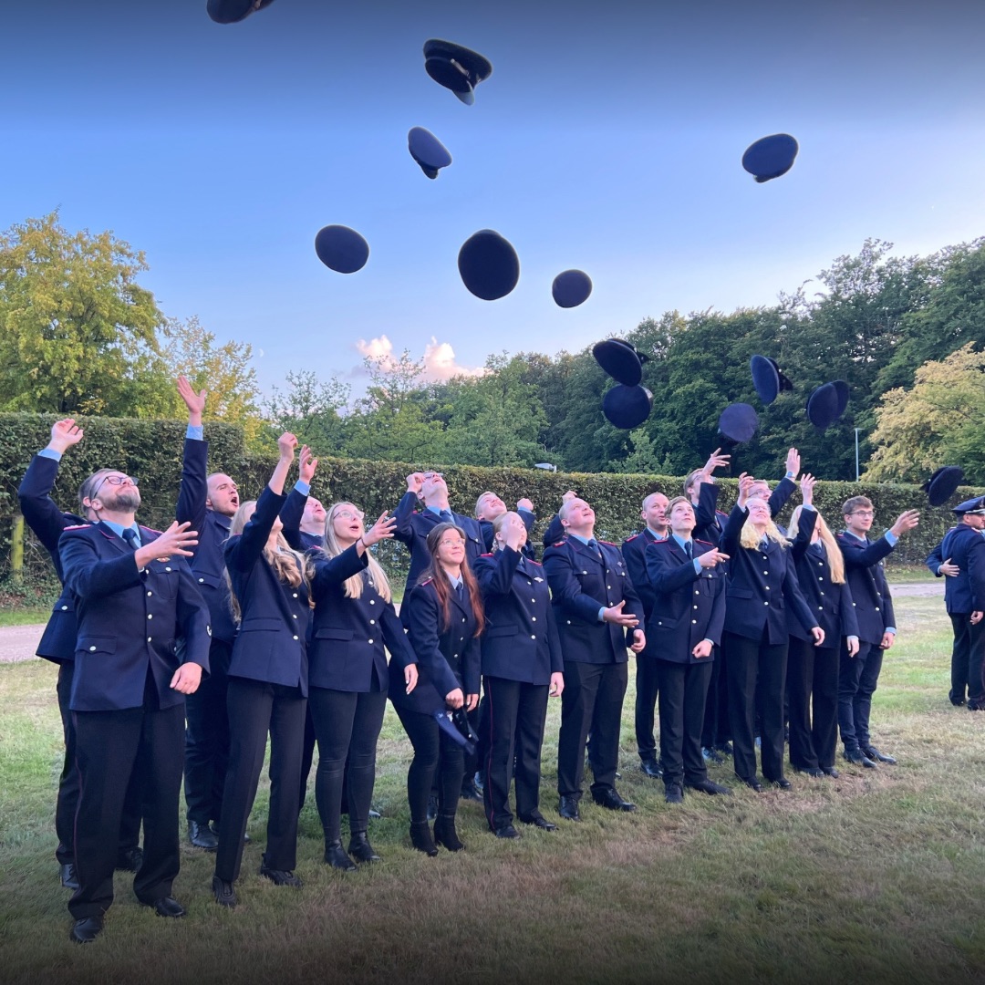 Anwärter werfen ihre Hüte in die Luft