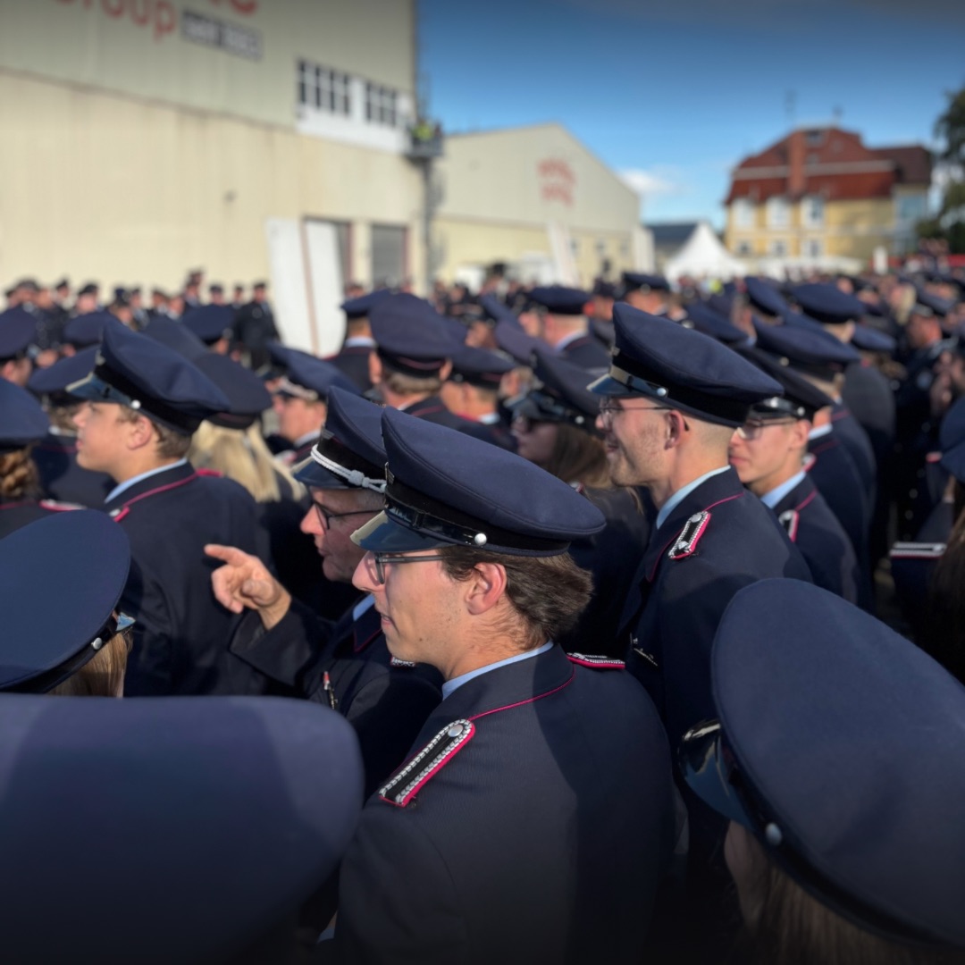 Viele Feuerwehrleute in Ausgehuniform
