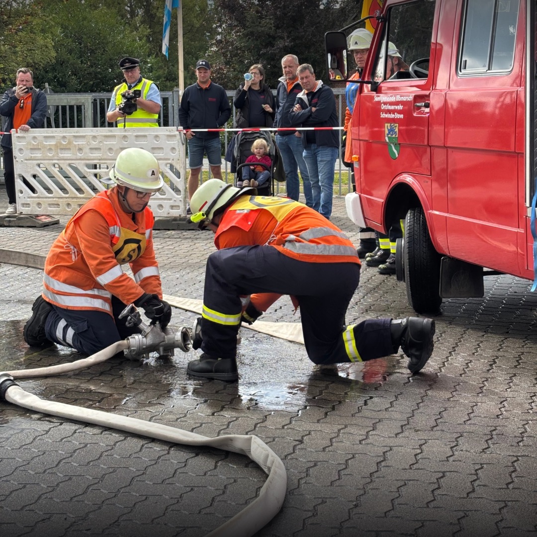Ein Schlauch wird am Verteiler gewechselt