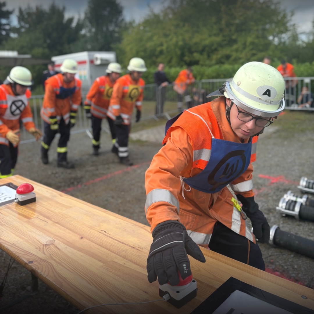 Ein Feuerwehrmann drückt einen Buzzer